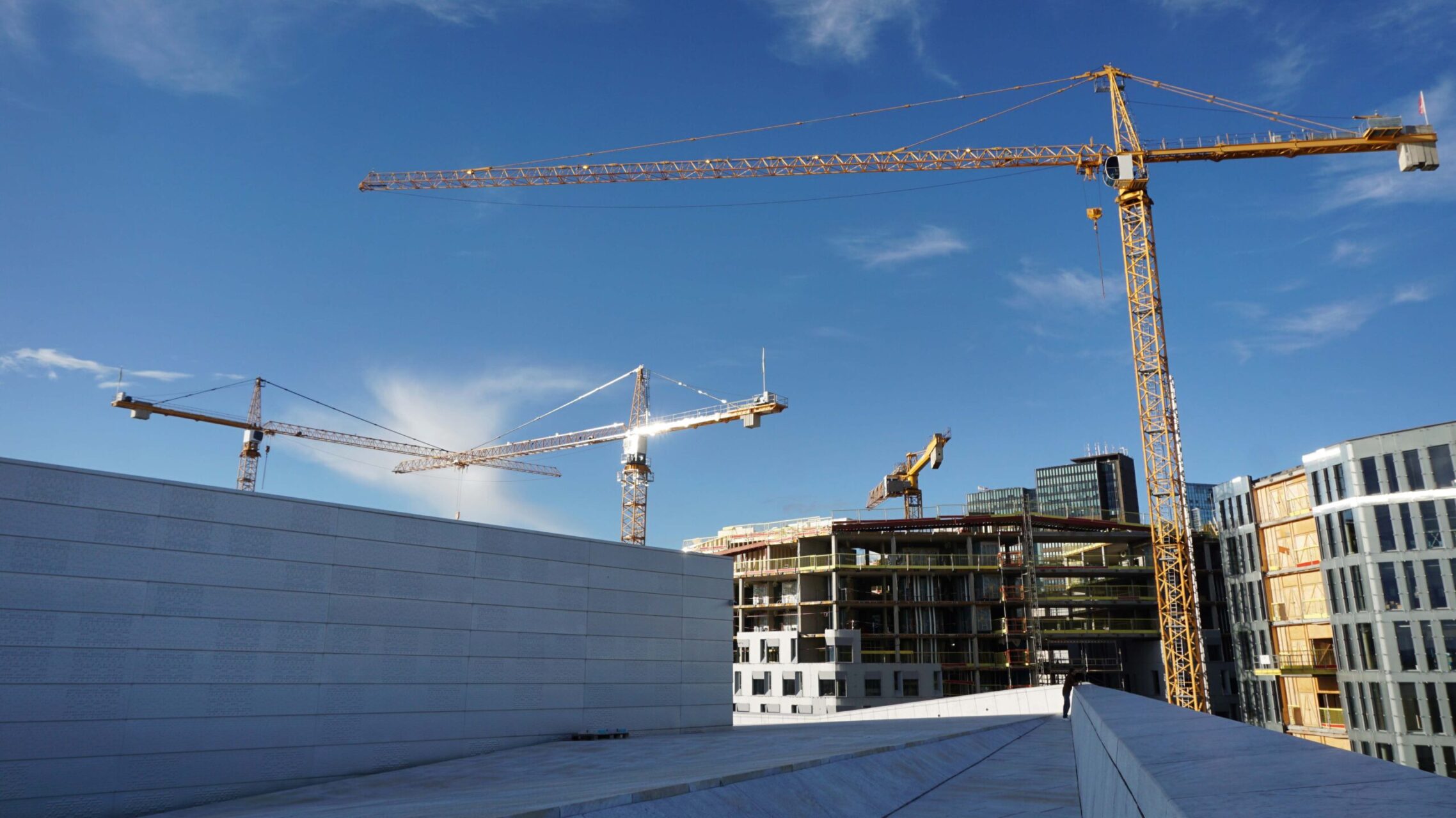 https://energikontorensverige.se/custom/uploads/2026/06/cranes-construction-site-rawpixelcom-freepik-scaled-1-2276x1280.jpg